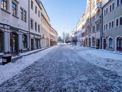 EIne Freigeschaufelte Strasse